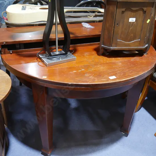 Extendable dining table