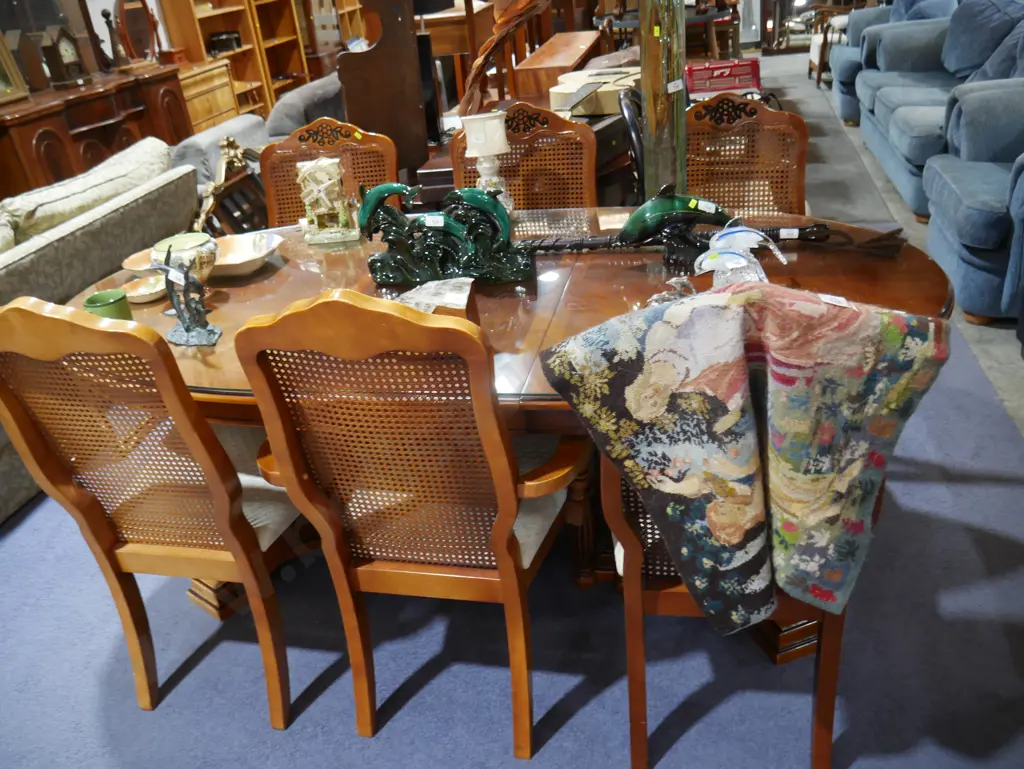 Extendable oval dining table and 6 chairs Image 1++
