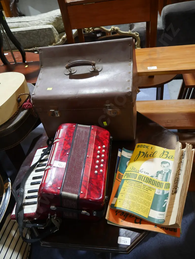 Scandalli cased accordion Image 1++