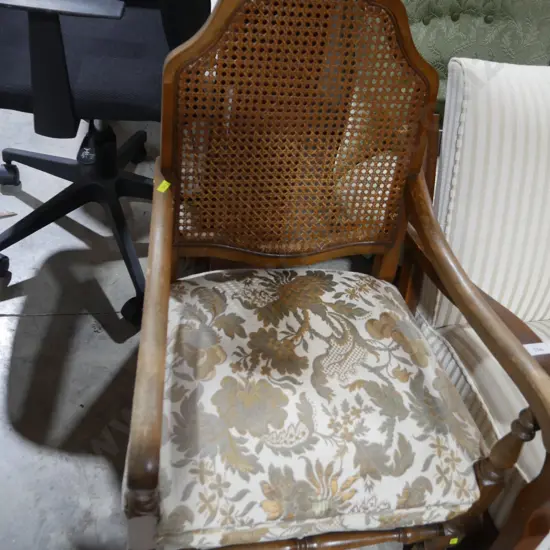 Elbow chair