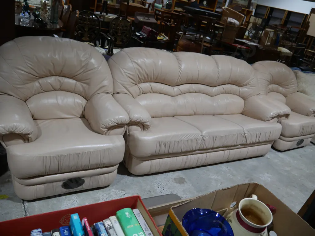 Three-piece leather lounge suite Image 1++