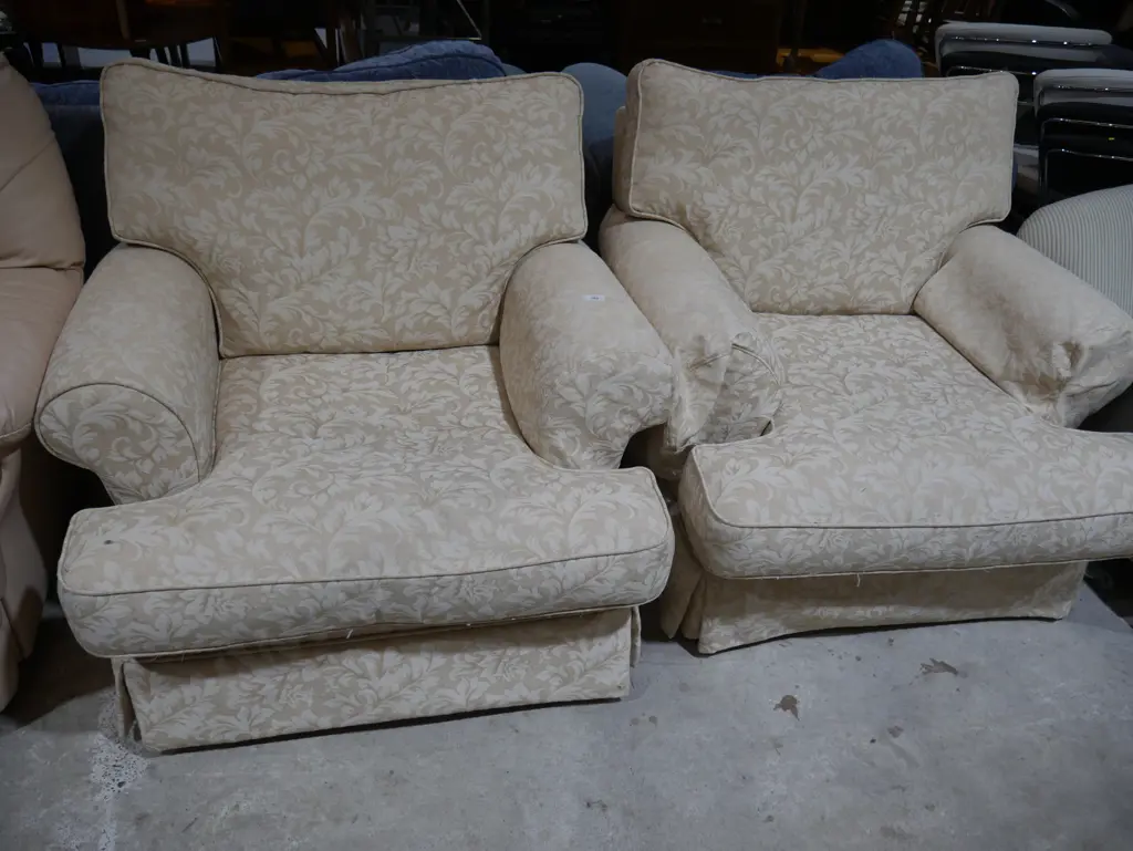 2 arm chairs Image 1++