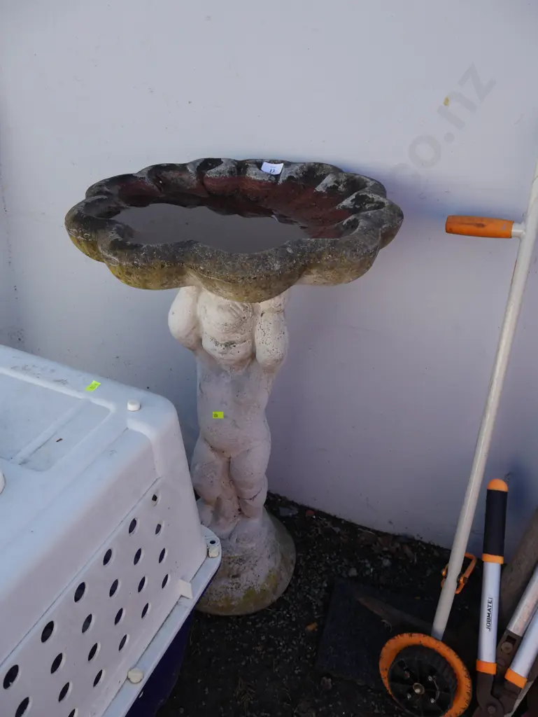 Concrete bird bath Image 1++