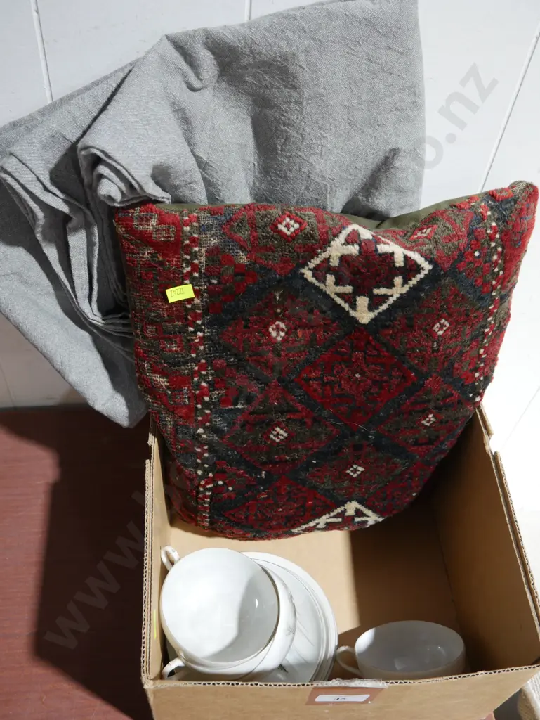 Cups and saucers, cushion Image 1++