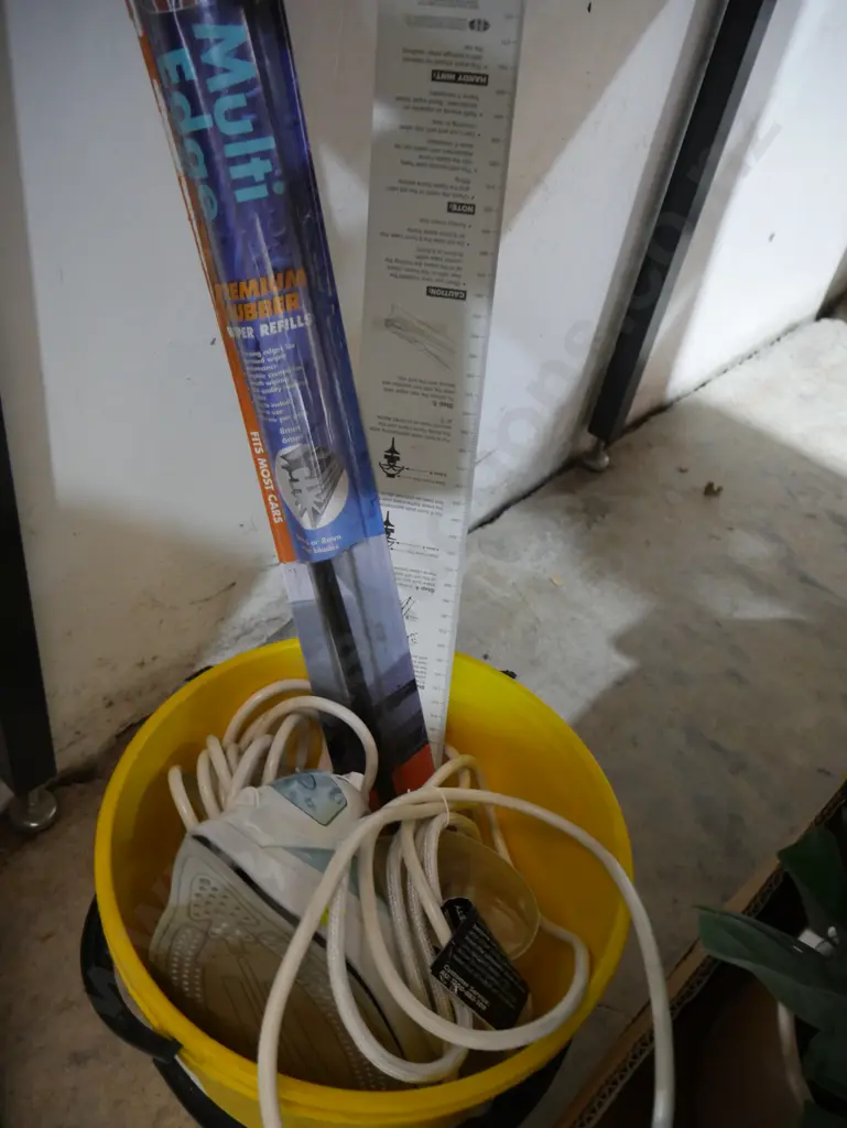 Bucket, steam iron, wiper blades Image 1++