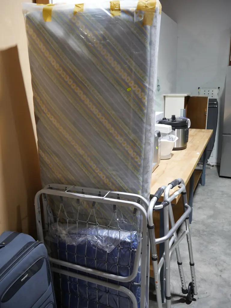 Fold up bed and mattresses Image 1++