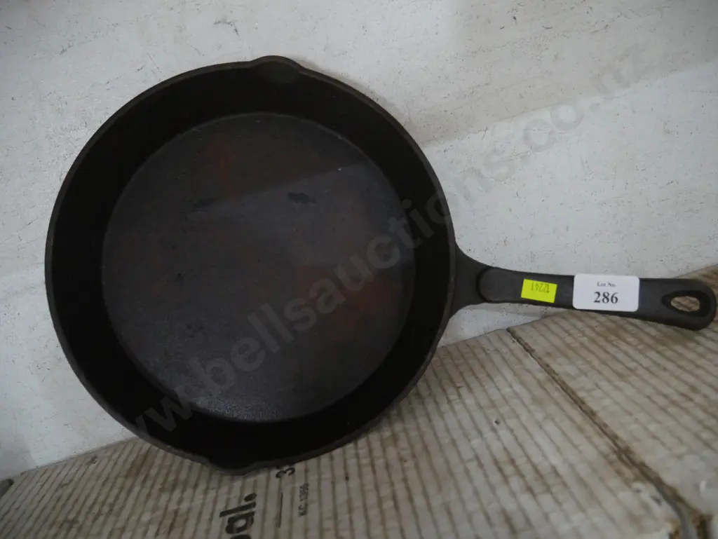 Cast iron frying pan Image 1++