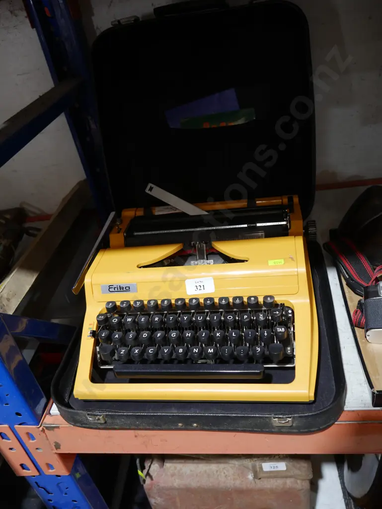 Ericka typewriter Image 1++