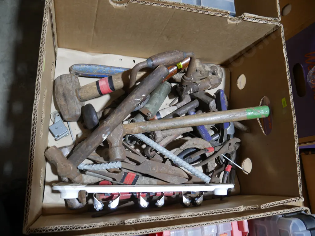 Assorted hand tools Image 1++