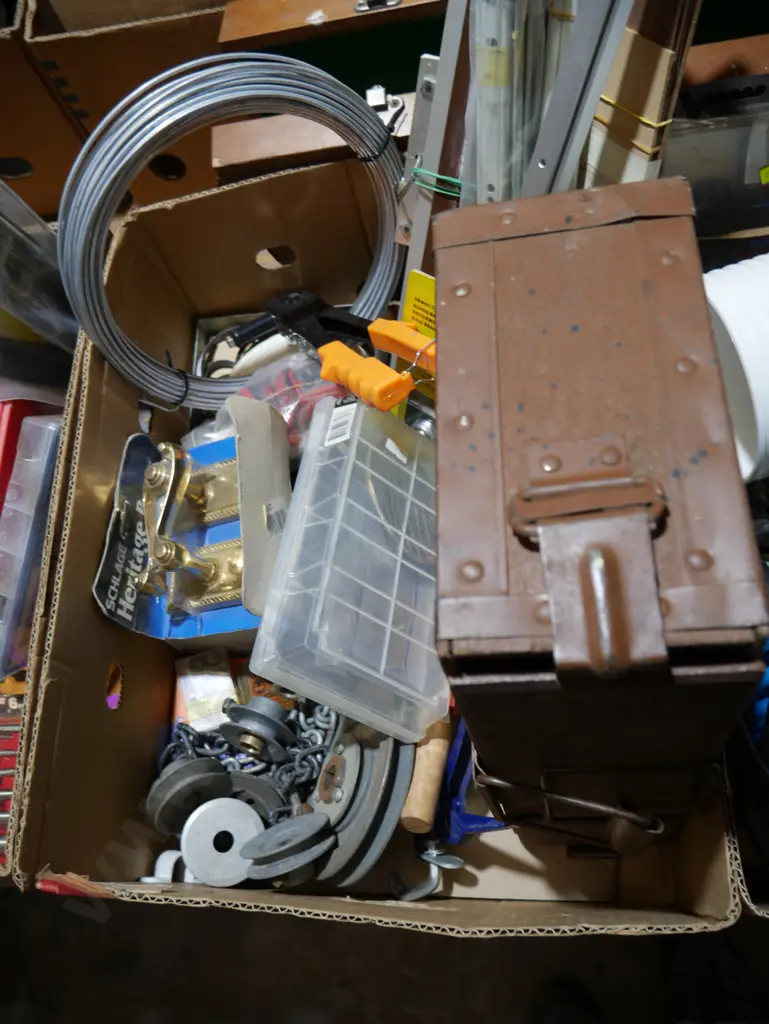 Wooden case, sundries Image 1++