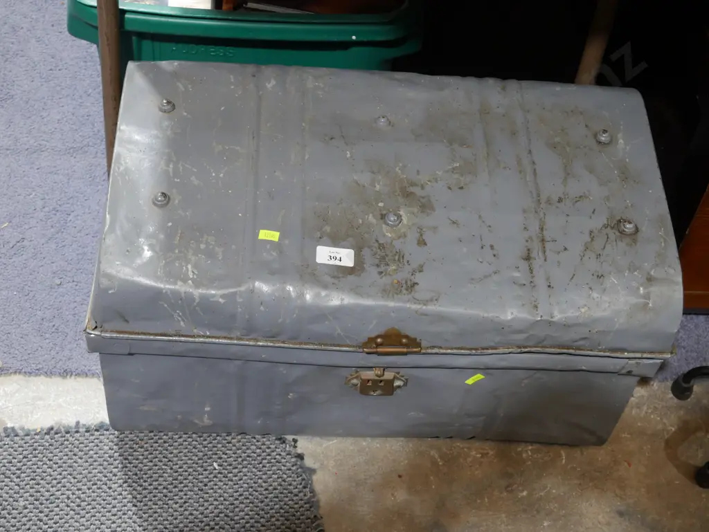 Tin trunk Image 1++