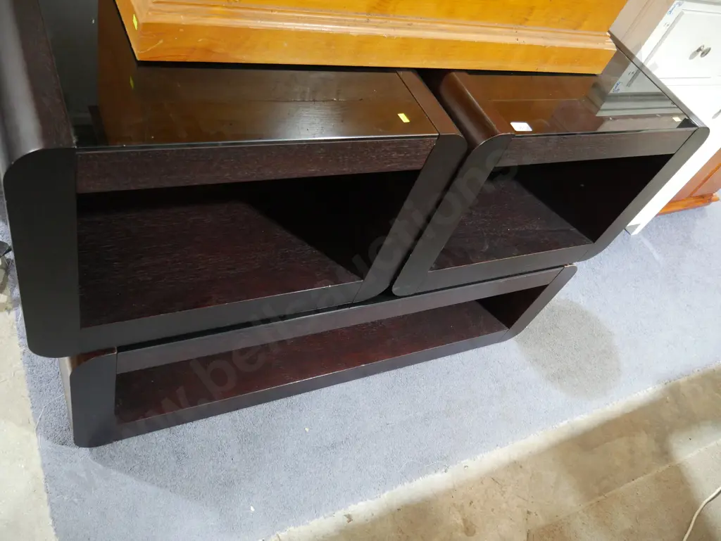 Nest of three coffee tables Image 1++