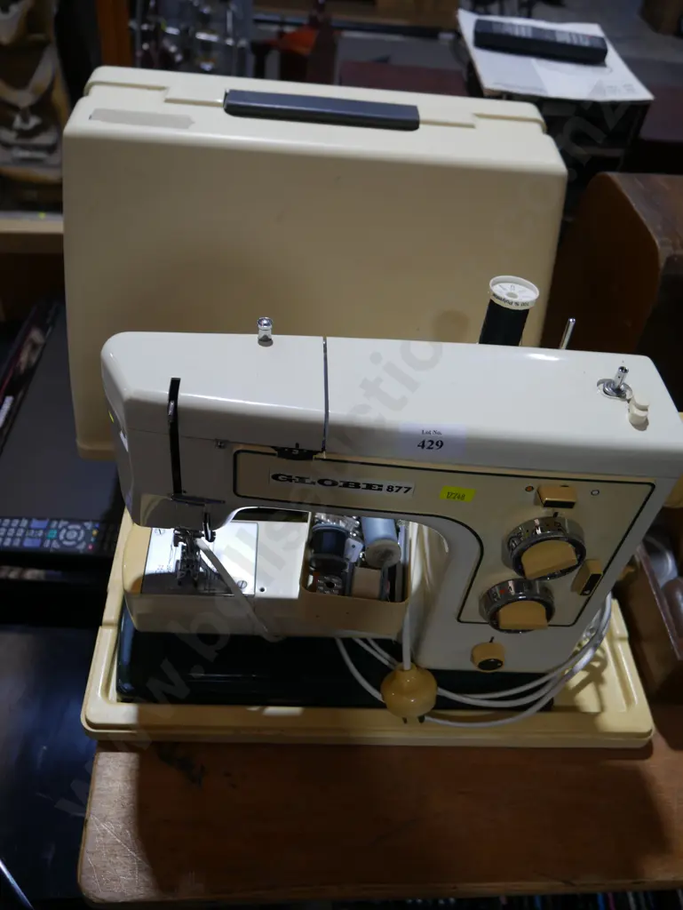 Globe 877 sewing machine Image 1++