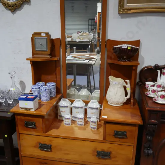 Mirror back duchess