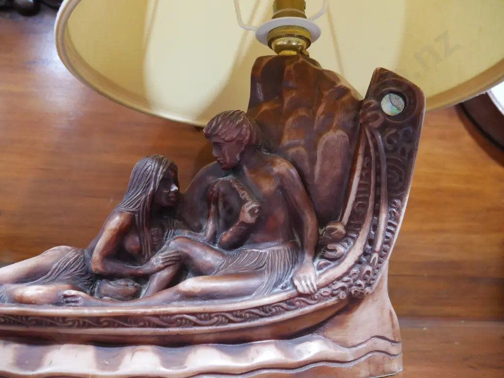 Retro Maori Waka table lamp Image 1++