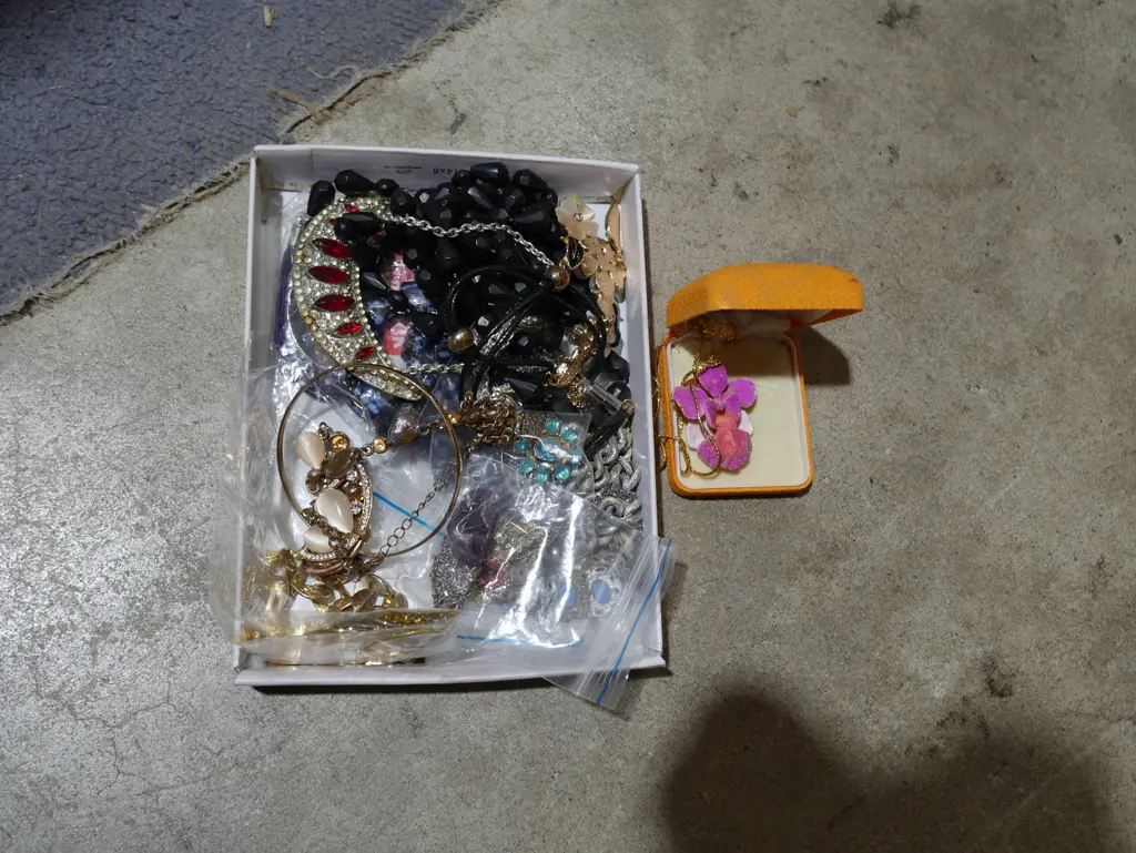 Costume jewellery Image 1++