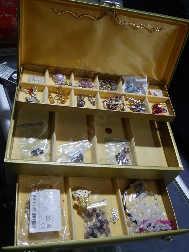 Jewellery box and contents Image 1++