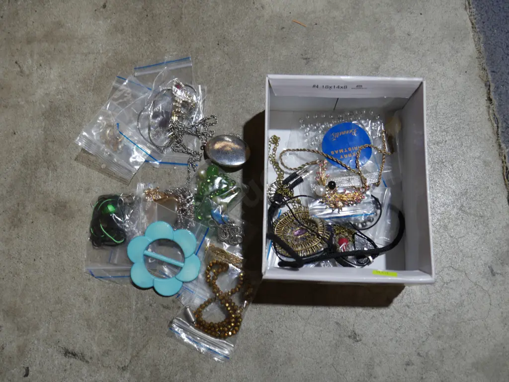 Costume jewellery Image 1++