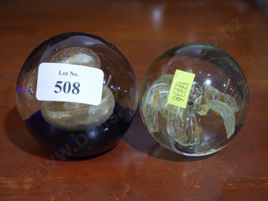 2 glass paper weights Image 1++
