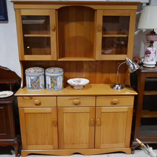 Hutch dresser