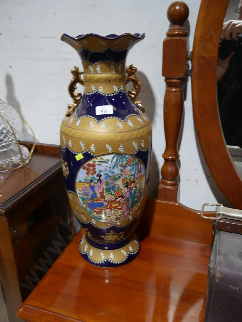 Pair of large Oriental vases Image 1++