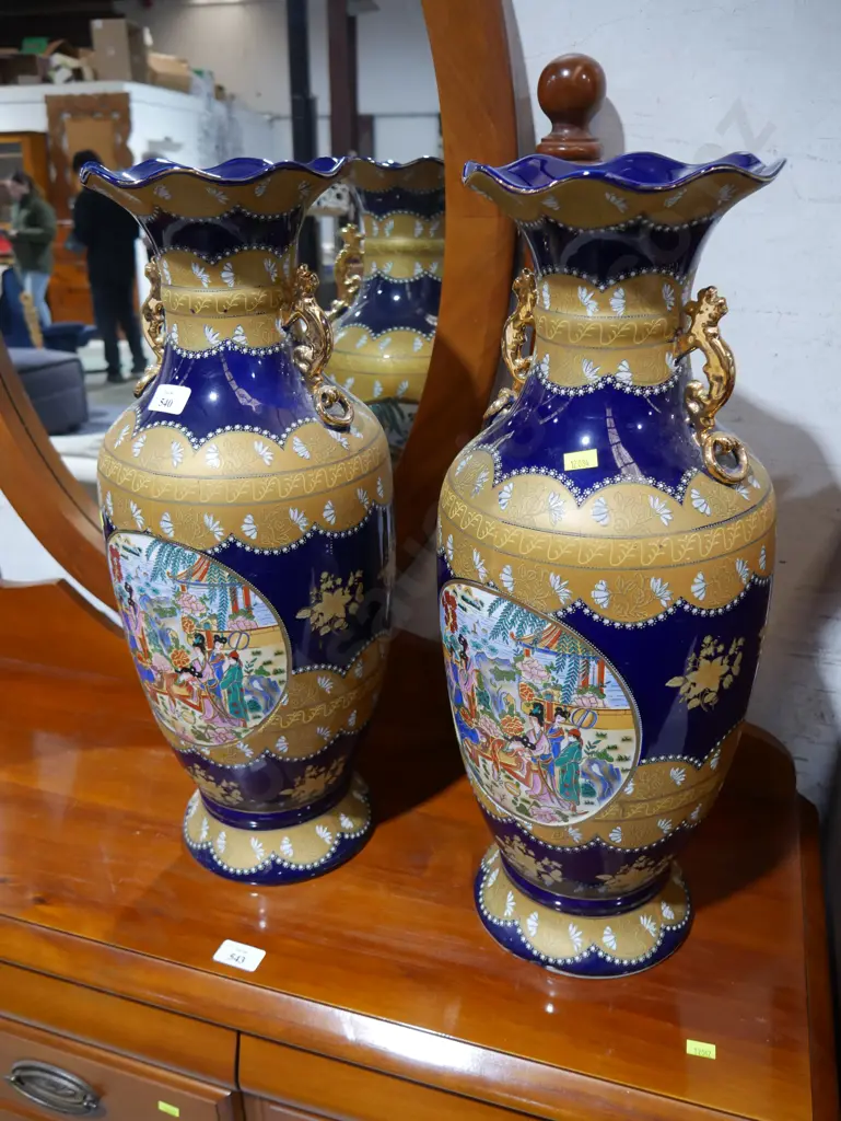 Pair of large Oriental vases Image 1++