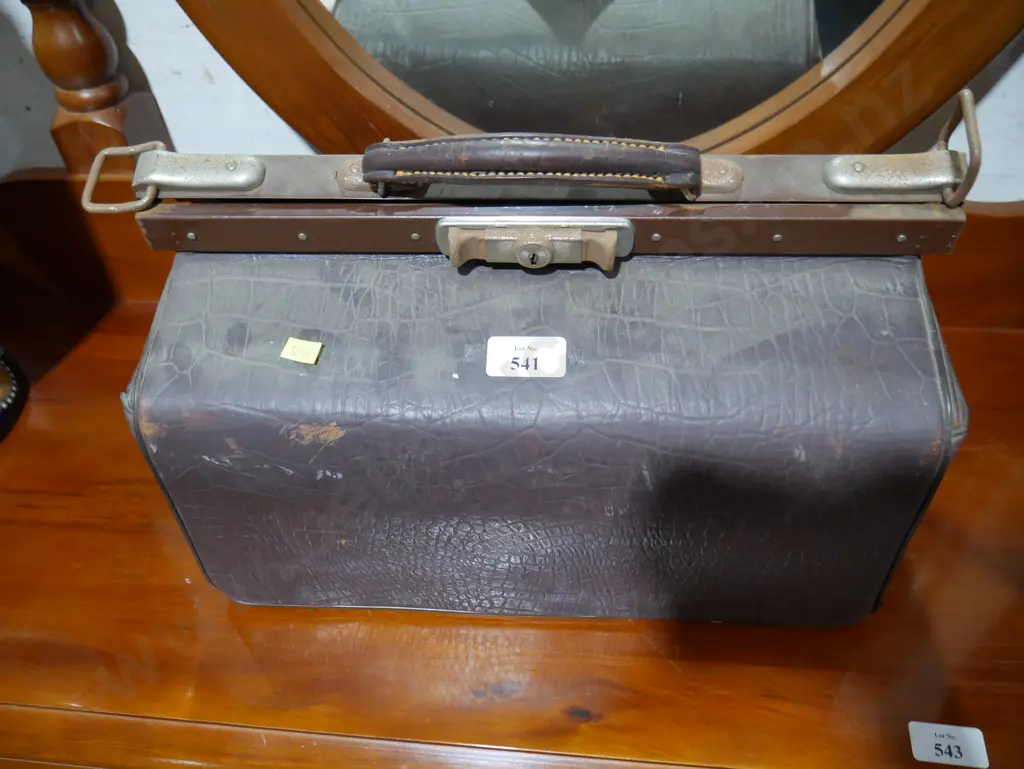 Leather doctors bag Image 1++