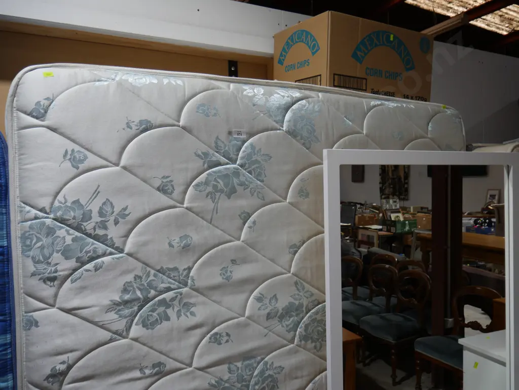 Queen size bed and base Image 1++
