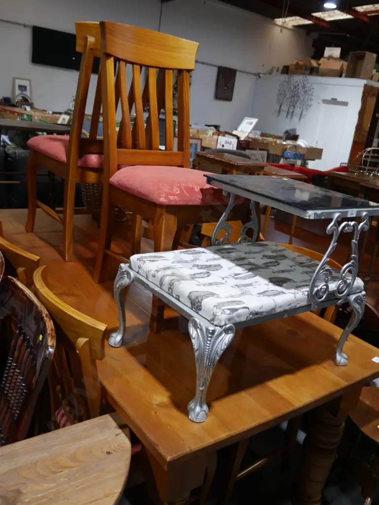 Dining table and 6 chairs Image 1++