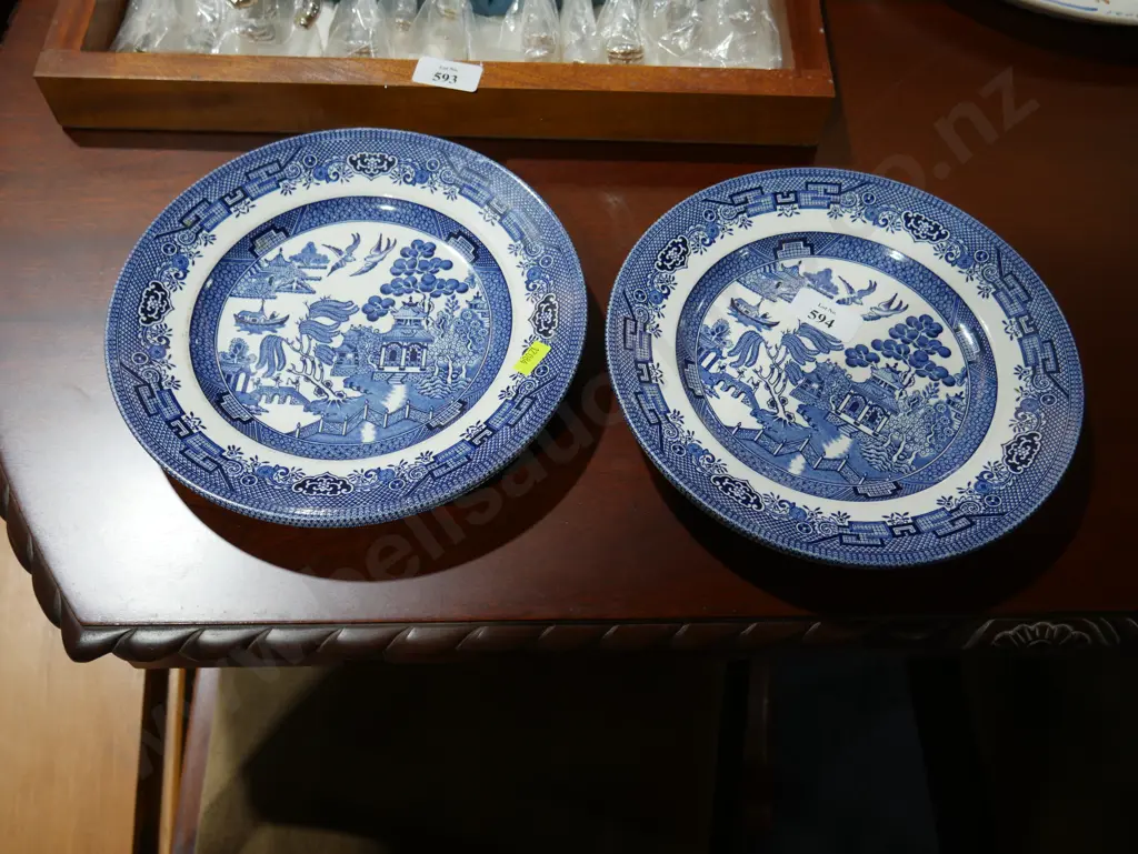 4 willow pattern plates Image 1++