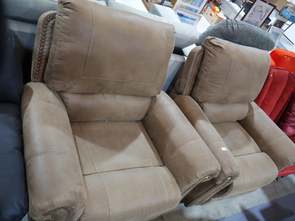 A pair of recliner easy chairs Image 1++