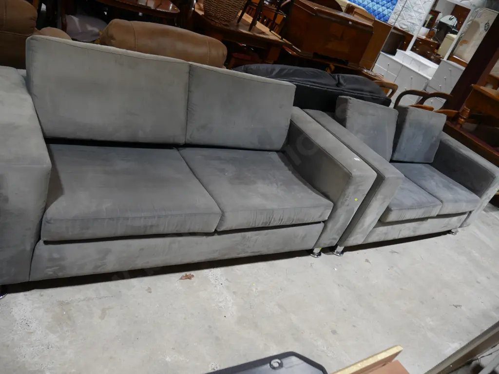Pair of settees Image 1++