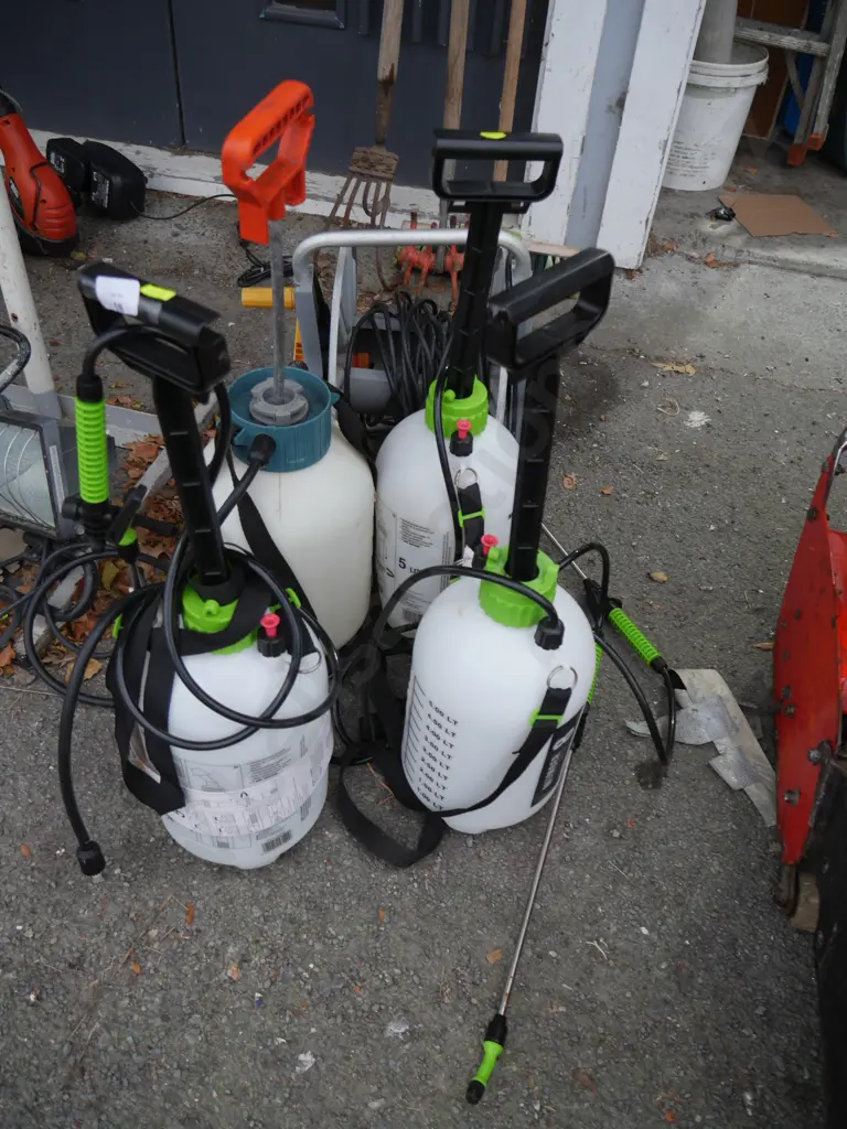 4 garden sprayers and hose reel Image 1++