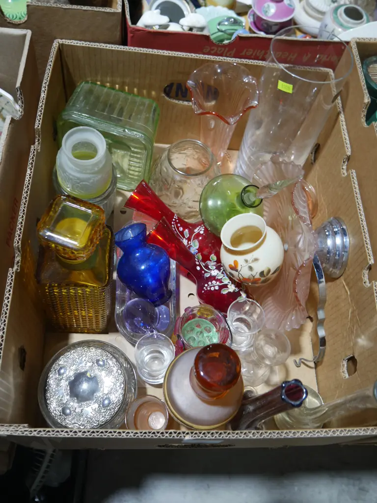 Box of glassware Image 1++