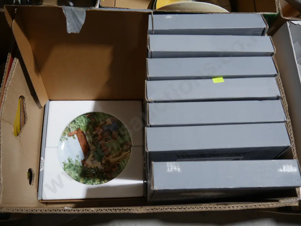 Assorted Wedgwood picture plates Image 1++