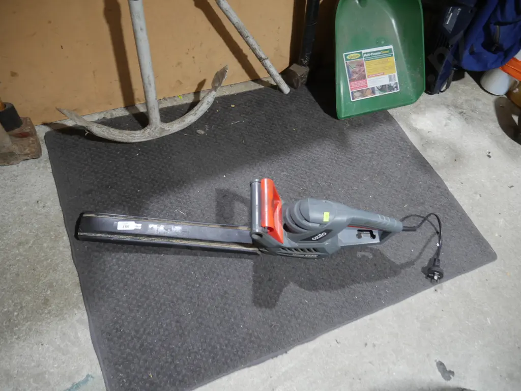Ozito hedge trimmer Image 1++