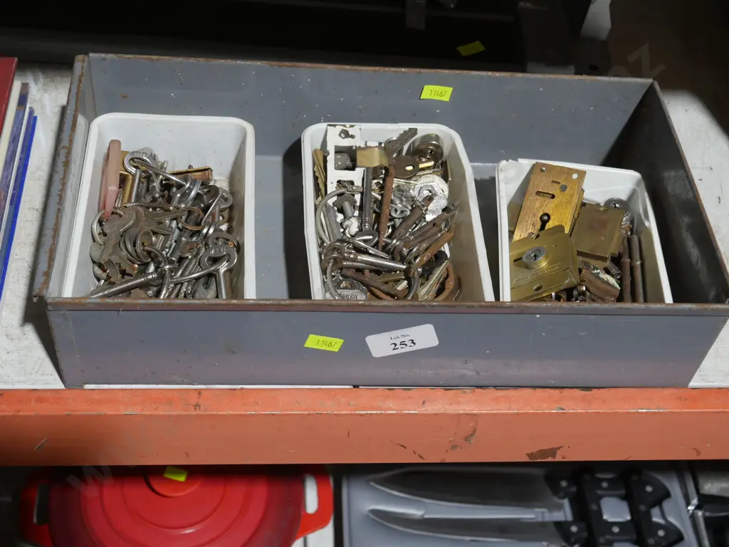 Assorted keys and locks etc Image 1++