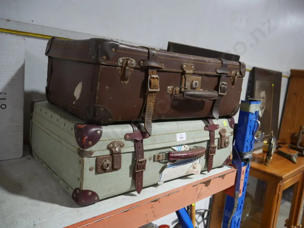 2 vintage suitcases Image 1++