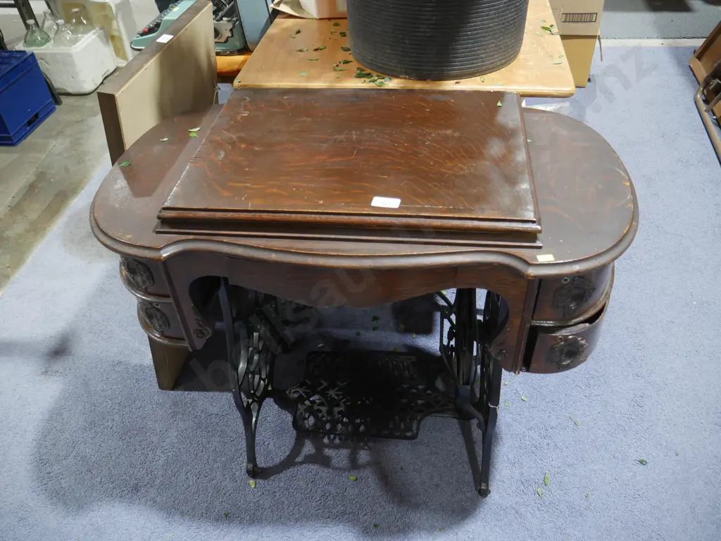Treadle sewing machine Image 1++