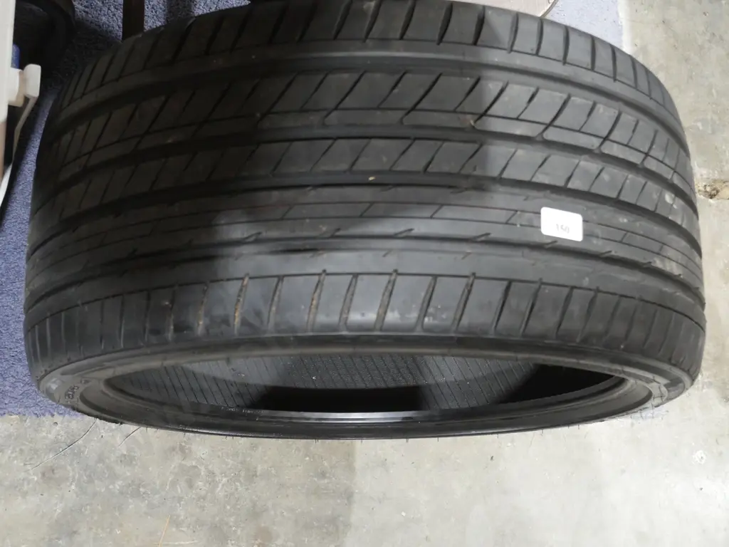 Car tyre - 285/30/20 Image 1++