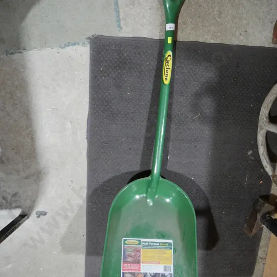 Plastic shovel