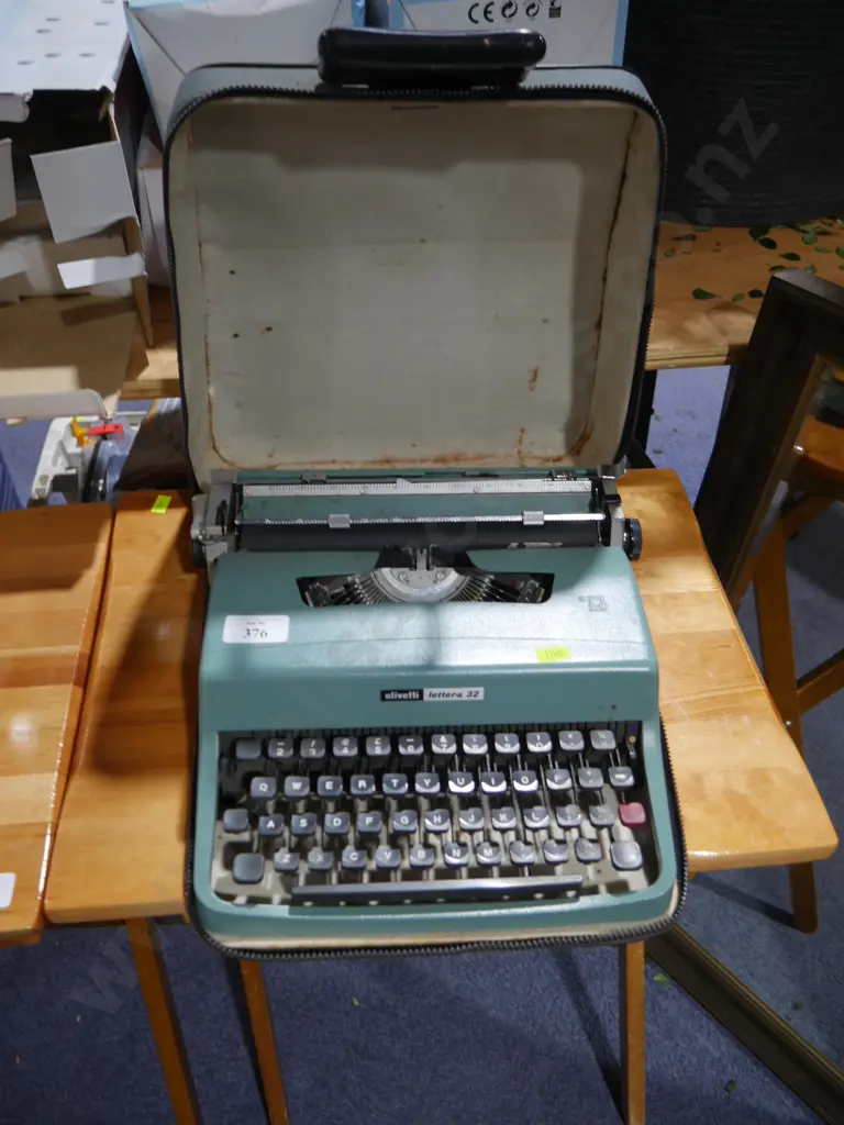 Olivetti typewriter Image 1++