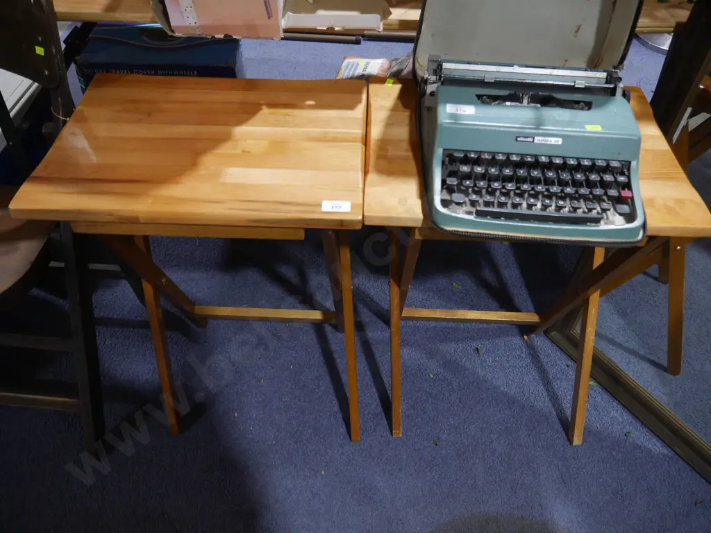 2 folding tables Image 1++