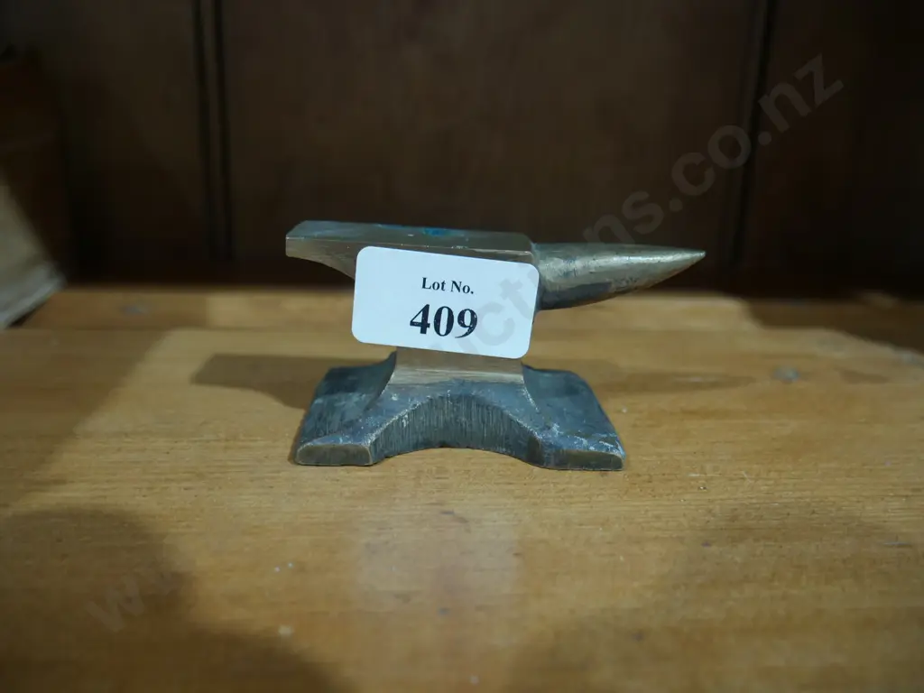 Small brass anvil Image 1++