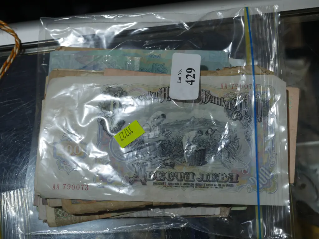 Assorted foreign notes Image 1++