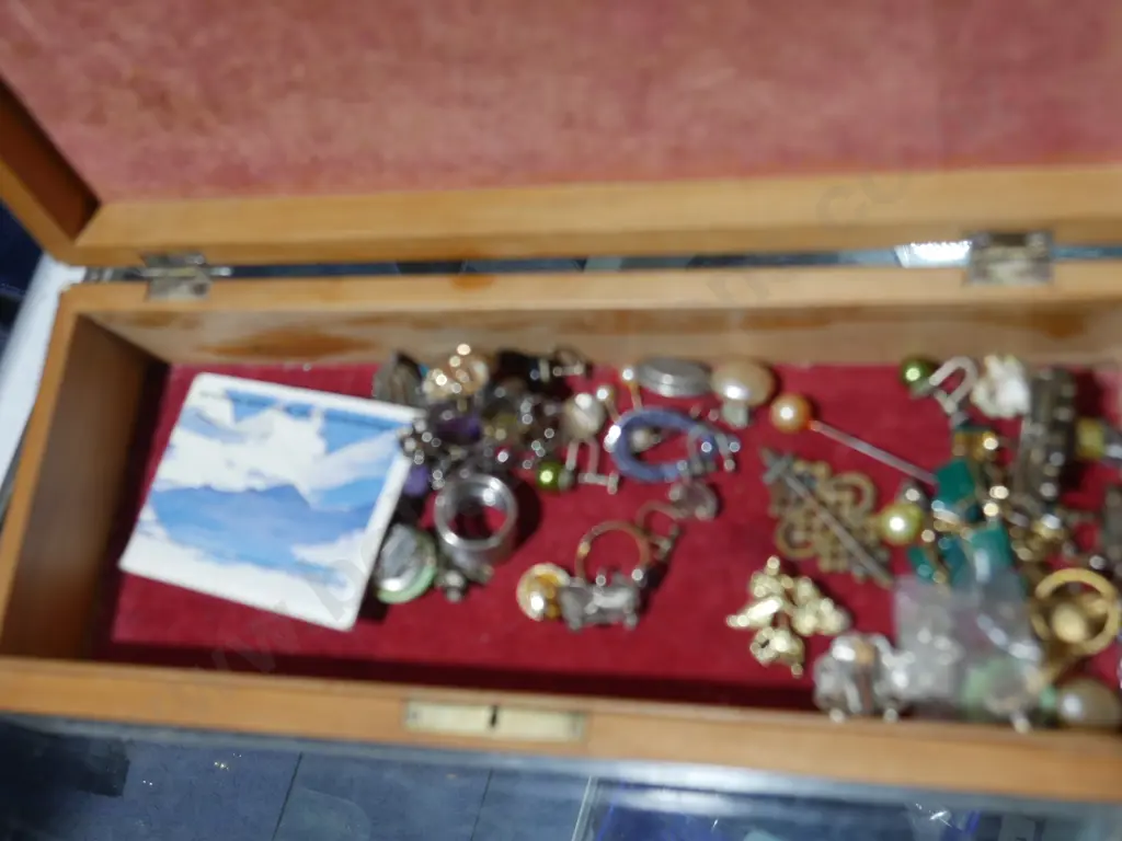 Costume jewellery and box Image 1++