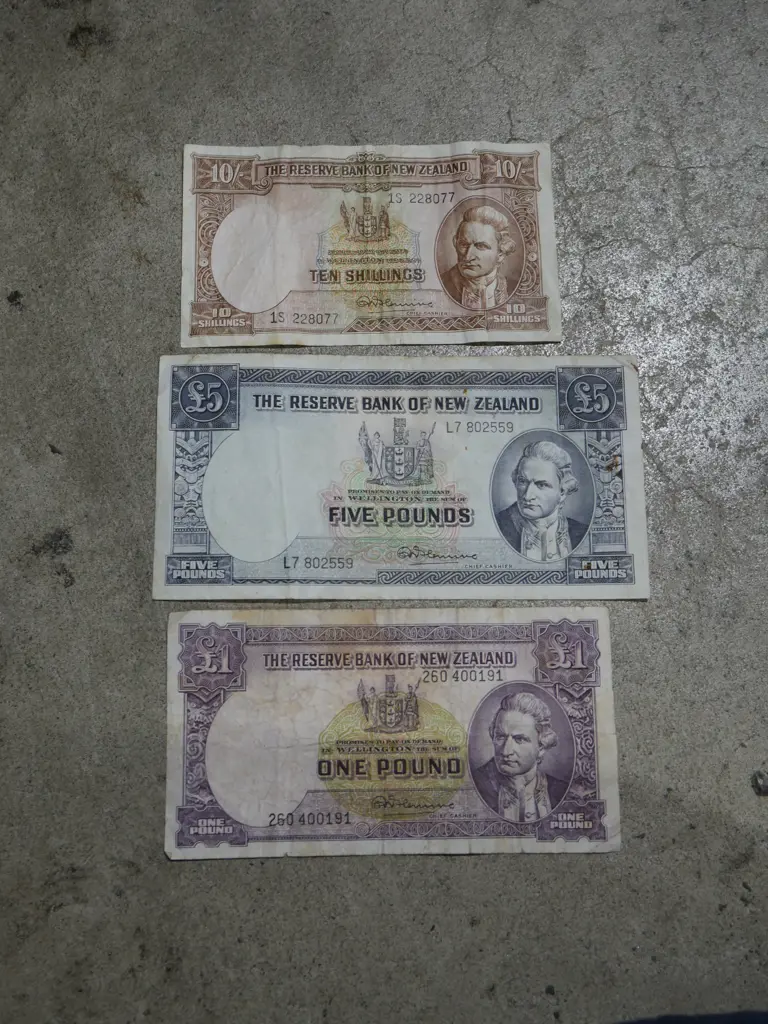 Pre decimal New Zealand banknotes Image 1++