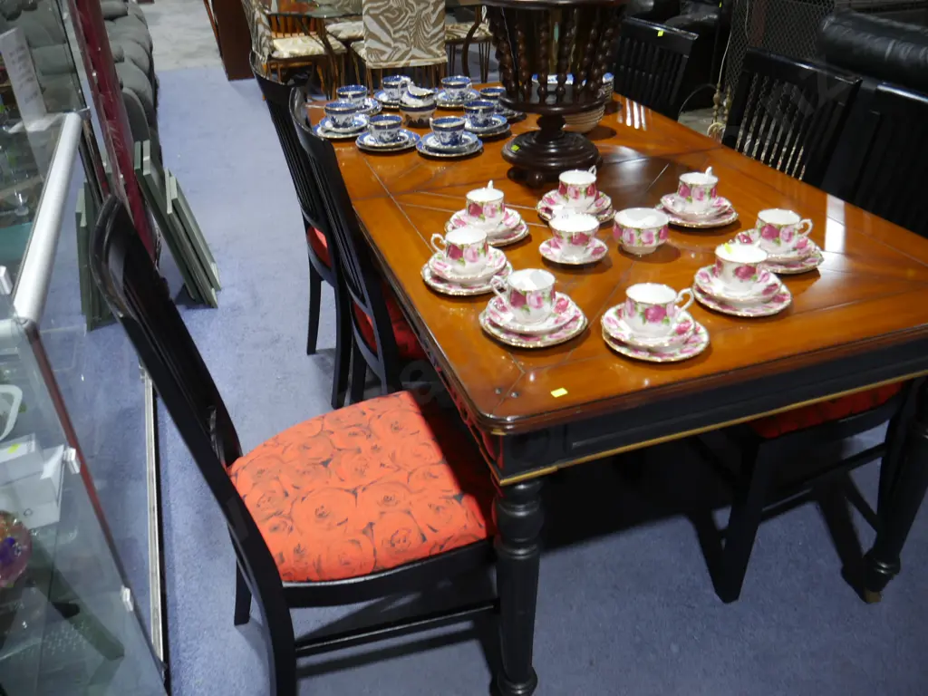 Dining table and 6 chairs Image 1++