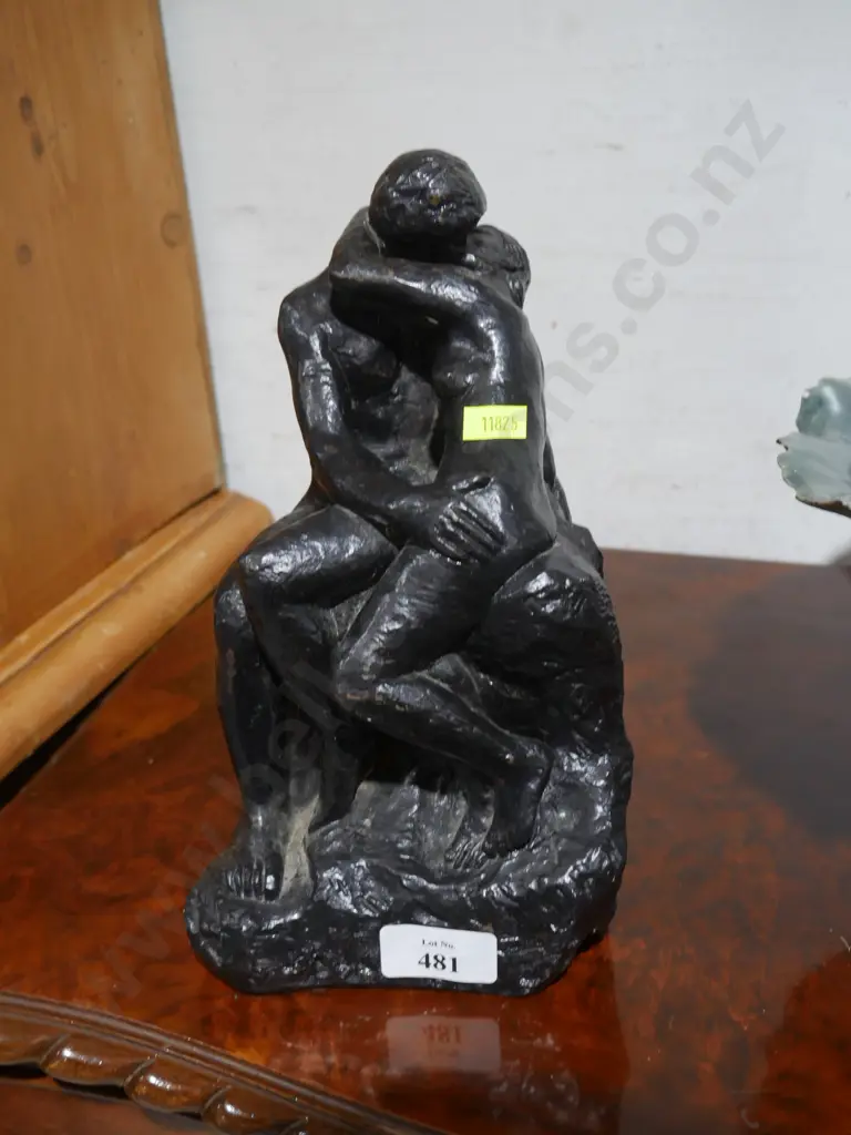 Kissing sculpture Image 1++