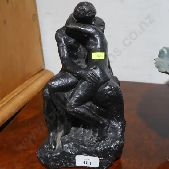Kissing sculpture